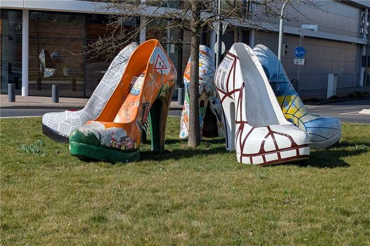 Fünf Mon-Stilettos zieren jetzt den Verkehrskreisel am FOC. Demnächst wird auch noch die passende Beleuchtung installiert. Foto: Stadt Montabaur / Jörg Klinger