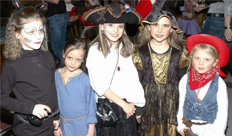 Fünf Ollheimer Mädchen in schicken Kostümen