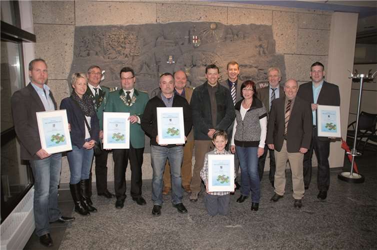 Fünf Preisträger aus den Ortsgemeinden Kobern-Gondorf, Lehmen und Macken freuten sich über den RWE-Klimaschutzpreis, den ihnen RWE- Kommunalbetreuer Michael Dötsch, Leiter der Region Rauschermühle gemeinsam mit dem Bürgermeister der Verbandsgemeinde Untermosel, Bruno Seibeld, überreichte.