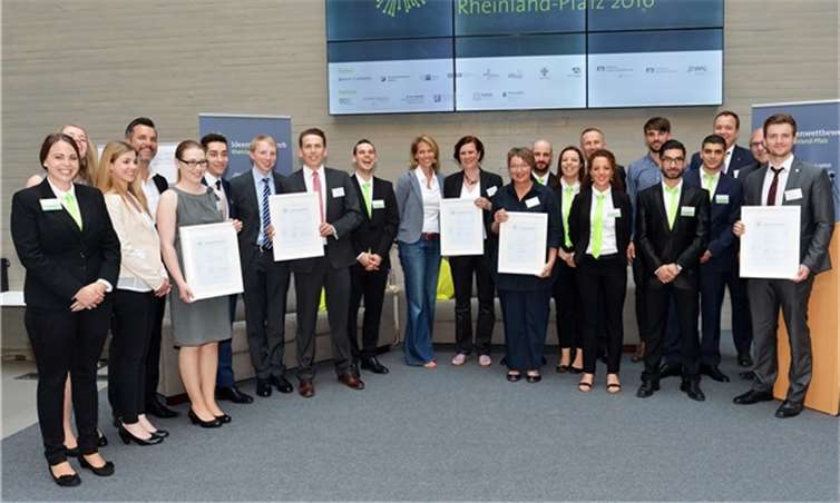 Fünf Preisträgerinnen und Preisträger, die ihre Ideen zum Teil im Team ausgearbeitet und eingereicht hatten, freuten sich über ihre Auszeichnung im Ideenwettbewerb Rheinland-Pfalz 2016. Nicole Bouillon Fotografie