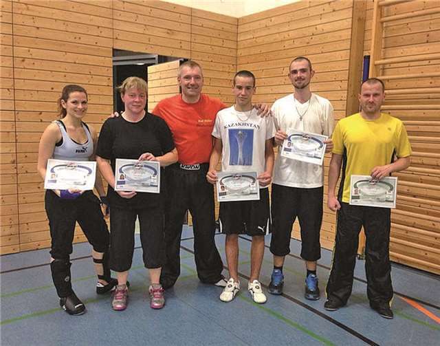 Fünf Sportler des Taekwondo-Club Andernach legten erfolgreich eine Gürtelprüfung im Kickboxen ab. privat