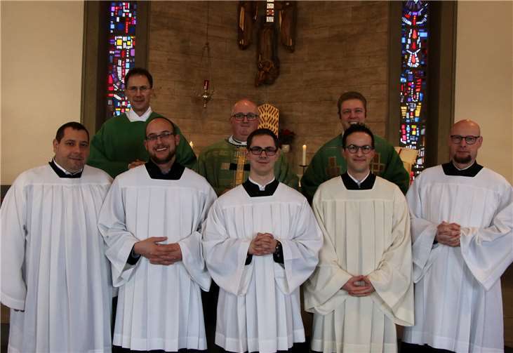 Fünf Studenten wurden in Lantershofen mit dem Lektorat beauftragt (vorne, von links): Wolfgang Ehrle, Bistum Augsburg, Torsten Buß, Bistum Osnabrück, Andreas Heupel, Bistum Paderborn, Jens Bauer, Bistum Trier, Bruder Leo Gauch, Benediktinergemeinschaft Fischingen. Es gratulierten (hinten, von links) Diakon Richard Reißner, Bistum Augsburg, Regens Dr. Volker Malburg, Subregens Philip Peters. Foto: Markus Brandt/Studienhaus St. Lambert