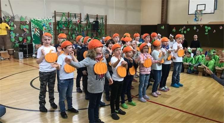 Fünf Tage lang entführte Trommelmeister Fara Diouf aus dem Senegal eine begeisterte Schüler- und Lehrerschaft auf eine musikalische Reise nach Afrika.Foto: privat