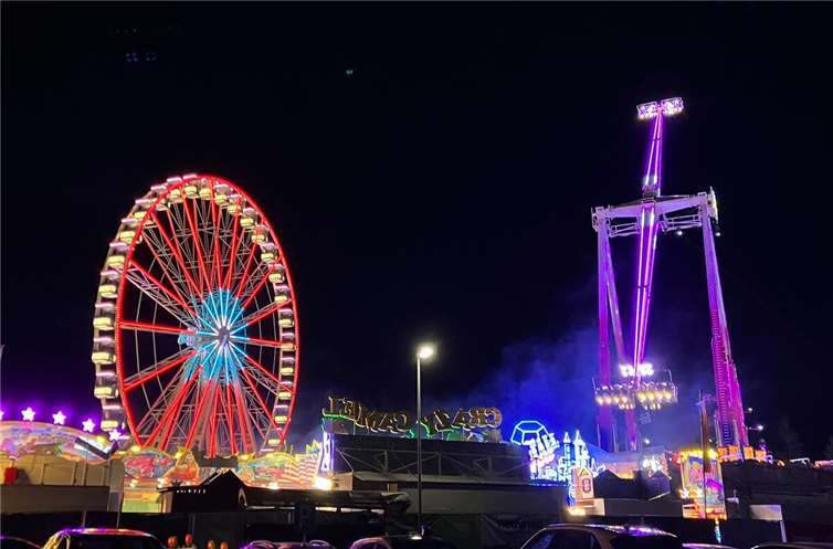Fünf Tage lang tauchte die Heddesdorfer Pfingstkirmes die Kirmeswiese in bunte, blinkende Lichter – und bot damit besonders nachts einen beeindruckenden Anblick.Foto: Pascal Stoltze