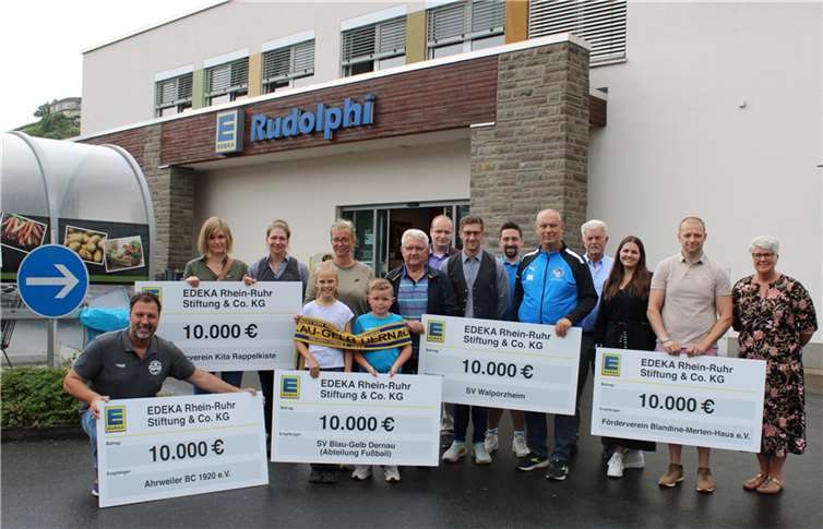 Fünf Vereine aus dem Ahrtal, die noch immer mit den Flutfolgen zu kämpfen haben, erhielten von EDEKA Rudolphi Spenden im Gesamtwert von 50.000 Euro. Foto: DU