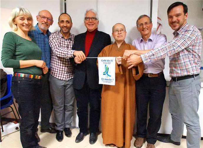 Fünf Vertreter religiöser Gemeinschaften begrüßen die Pilger in Bussy-St. Georges, Christiane Bals links im Bildprivat