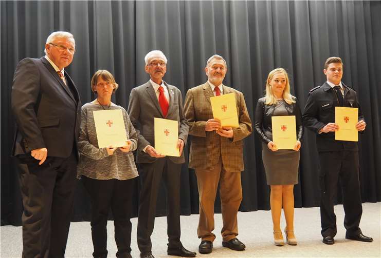 Fünf engagierte Koblenzer Bürger zeichnete Oberbürgermeister Prof. Dr. Joachim Hofmann-Göttig (v. l.) mit der Ehrennadel der Stadt Koblenz aus: Ingrid Zehe, Wolfgang Keil, Johannes Zündorf, Caitriona Adam Matheja und Benjamin Quaas.  HH