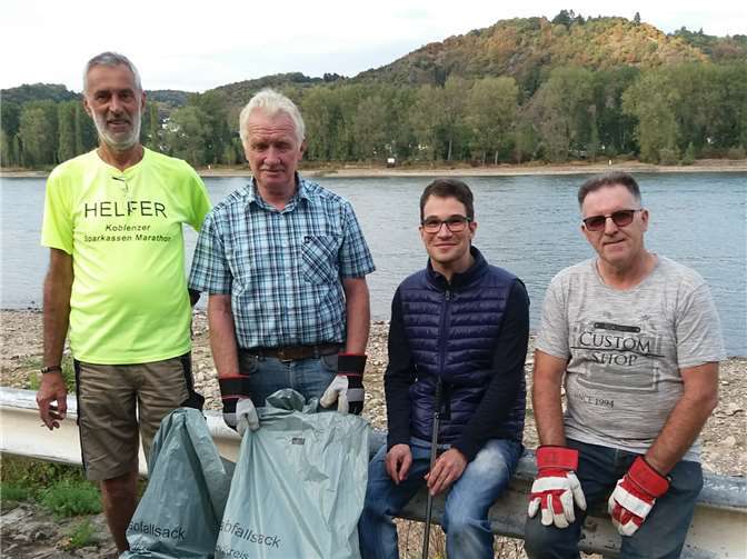 Fünf freiwillige Helfer sammelten Unrat entlang des Breyer Rheinufers ein.  SPD Brey