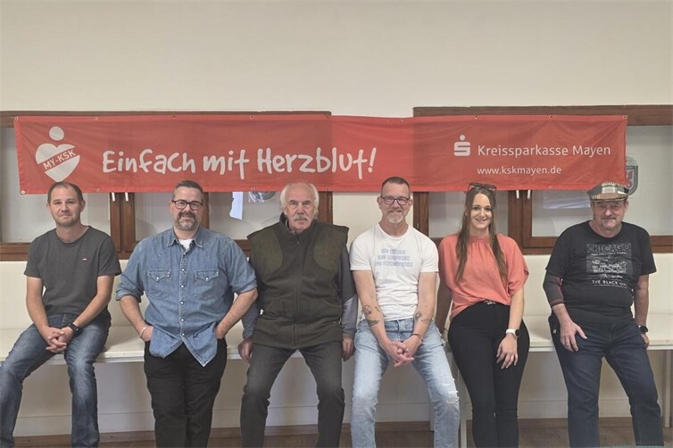 Fünf für Eva: Tim Müller, Sascha Stenz, Gerhard Greßler, Dirk Langenkamp, Eva Hoeft, Brudermeister Manfred Vomland (v.l.n.r.-Foto: D. Köllner)