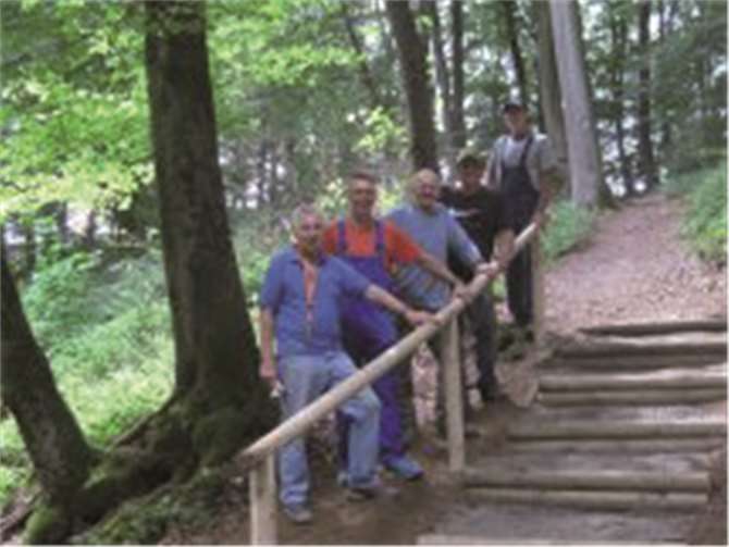 Fünf kräftige Männer sanierten voller Tatendrang den Rheinsteig im Segendorfer Aubachtal.privat