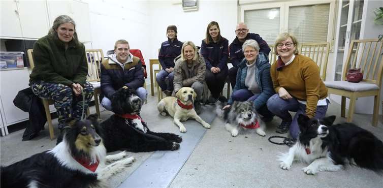 Fünf neue Mensch-Hund-Teams haben ihre Prüfung bestanden. Im Hintergrund freuen sich (v.l.): Dr. Beate Preuss, Jeannette Kaufmann und Andreas Archut. Fotos: Ralf Klodt