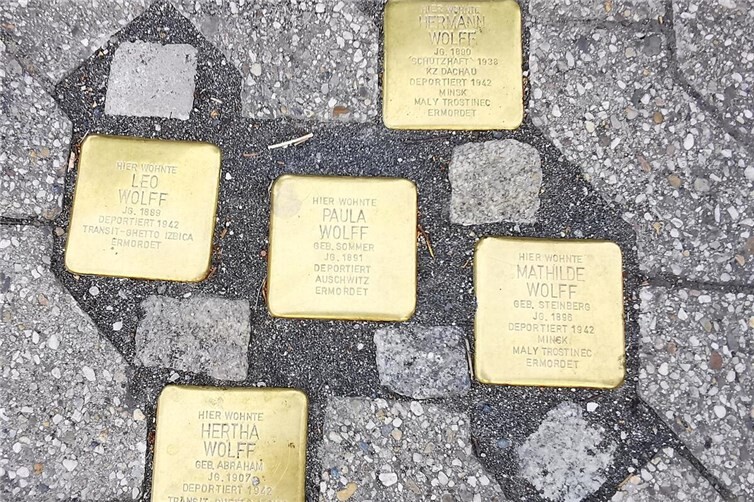Fünf neue Stolpersteine wurden in der Hauptstraße verlegt. 