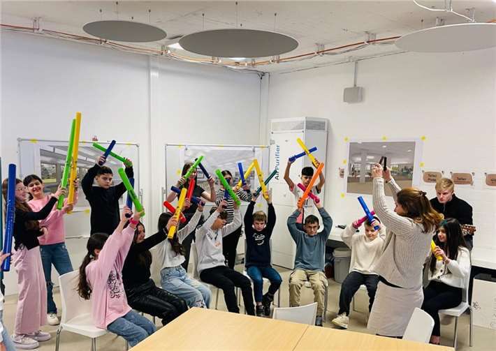 Fünftklässler bei einer Musikeinlage.  Foto: privat