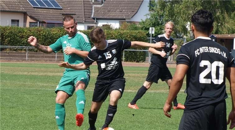 Fünfundsiebzig Minuten lang war Sinzig in den Zweikämpfen präsenter, so wie Janis Poppe in dieser Aktion.