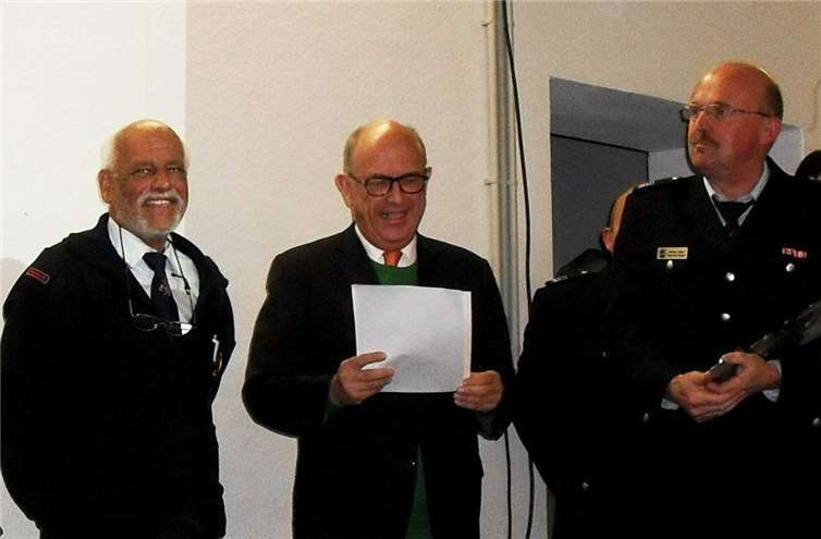 Fünfundvierzig Jahre lang galt Henry Kantz’ Herzblut der Feuerwehr Bendorf mit dem Löschzug Mülhofen, bis er von Bürgermeister Michael Kessler in den Ruhestand verabschiedet wurde.-PS-