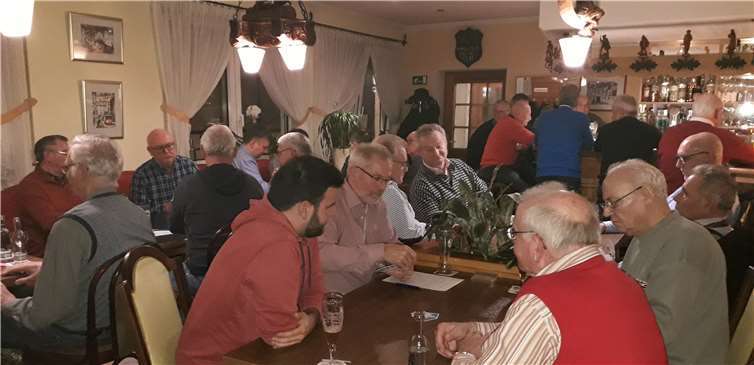 Fünfzig Skatbegeisterte aus Leubsdorf und Umgebung spielten um den begehrten Wanderpokal.