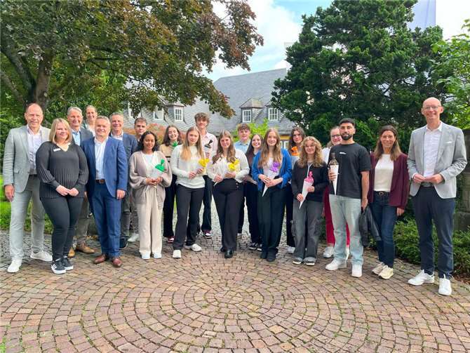 Für 13 Auszubildende der ADG hat am 1. August ein neuer Lebensabschnitt begonnen. ADG-Vorstandsvorsitzender Boris Nannt (links) und Vorstand Peter Rausch (rechts) begrüßten die neuen Teammitglieder. Foto: ADG/Alexander Kaiser