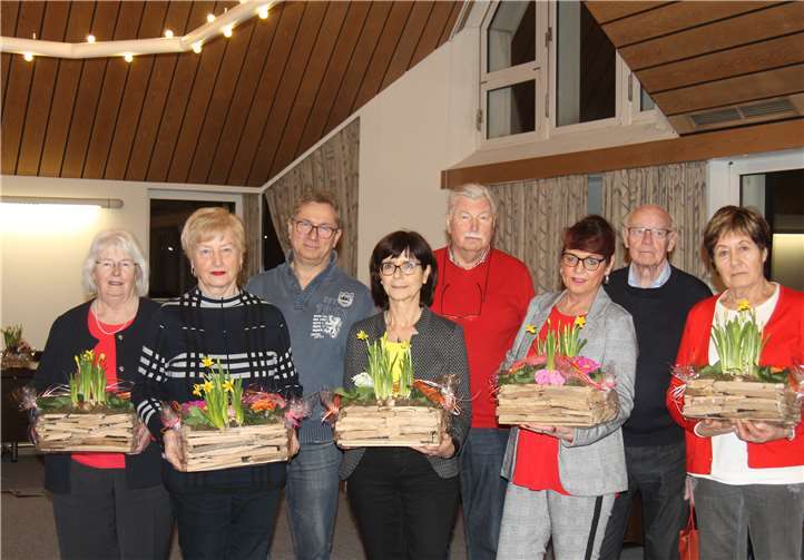 Für 15 Jahre ehrenamtliche Arbeit erhielt die Arbeitsgruppe Adventskalender eine kleine Aufmerksamkeit vom Stadtrat: (v.li.n.re.) Heidi Weber, Rosemarie Paffhausen, Andreas Christmann, Judith Haberstock, Rainer Weber, Petra Jonas-Müller, Rudi Paffhausen und Carla Thiede. Foto: privat