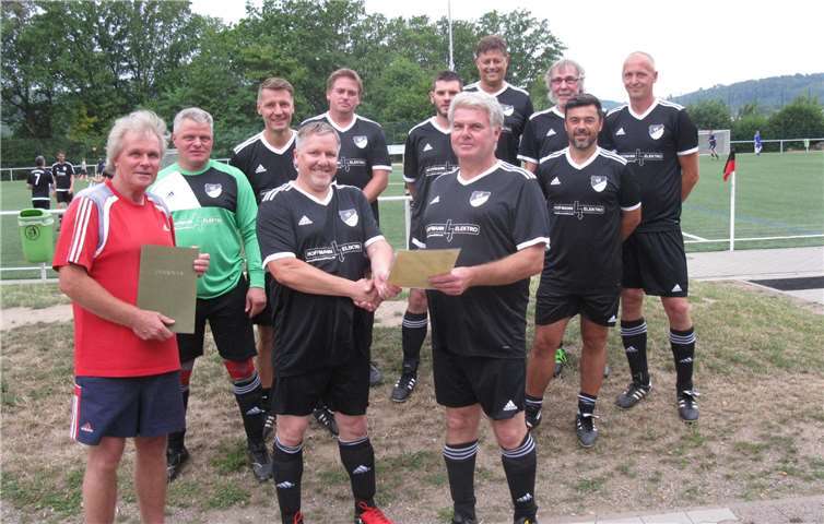 Für 150 Spiele im Dress der AH Ellingen wurde Thomas Zickenheiner mit einer Urkunde ausgezeichnet. Hinten von links: Achim Rämer, Kai Flade, Markus Ehgartner, Thorsten Schmitt, Jürgen Reinhard, Herbert Klein, Danijel Ramljak, Thomas Groe. Vorne von links: Jürgen Huth, Thomas Zickenheiner, Bernd Kambeck- Foto: Verein