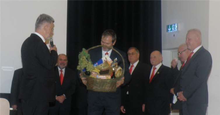 Für 20 Jahre Chorleitung erhielt Axel E. Hoffmann einen Präsentkorb. privat