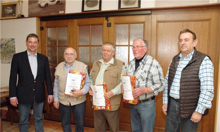Für 20 Jahre Mitgliedschaft wurden Theo Nett, Kurt Bongard und Hermann Zimmer geehrt; links Kreisverbandsvorsitzender Jürgen Kubach.