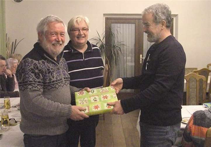 Für 20 Jahre Vereinsvorsitz wurde der Vorsitzende des Turnvereins Rengsdorf mit einer Ehrung überrascht. privat