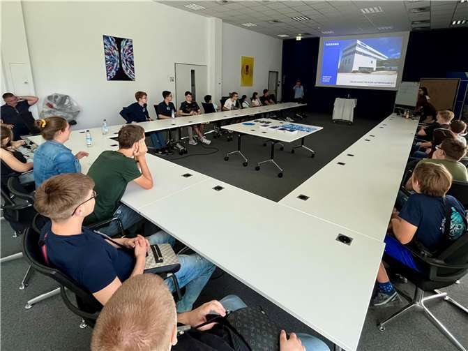 Für 20 Schülerinnen und Schüler der Hans-Dietrich-Genscher-Schule in Wachtberg war es eine besondere Erfahrung: Sie erhielten die Gelegenheit, bei Yaskawa, einem der weltweit führenden Hersteller von Industrierobotern, in die Welt der Mechatronik einzutauchen. Foto: privat