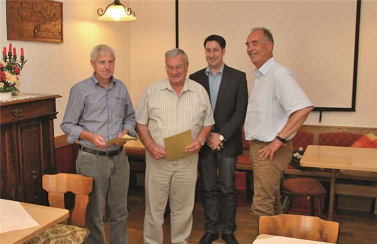 Für 20-jährige Mitgliedschaft in der FDP wurden v.l. Martin Reis und Gerhard Werner durch Jürgen Hoffmann und Thomas Auler geehrt.FDP Cochem-Zell