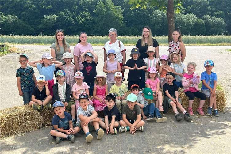 Für 24 Kinder der Kita Landkern stand ein Besuch auf dem Bauernhof auf dem Programm. Foto: KiTa St. Servatius