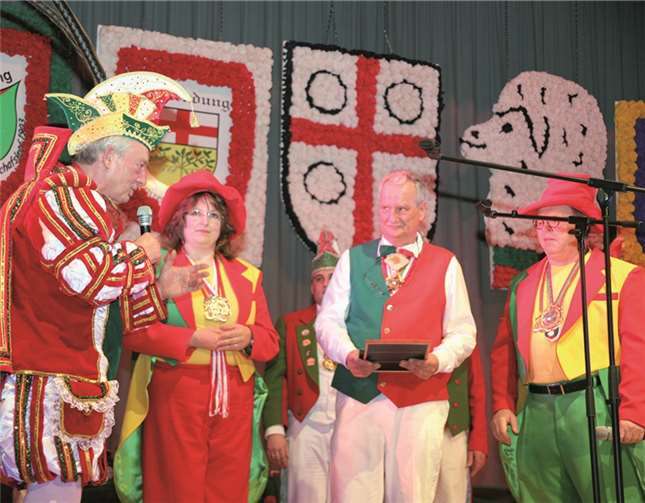 Für 25 Jahre „Kulissenschieben“ wurde Hannes Nohner (2.v.r) mit einer Urkunde von Prinz Günter im Beisein des Moderatorenpaares Andrea Hauswirth und Jürgen Lehnigk-Emden geehrt.