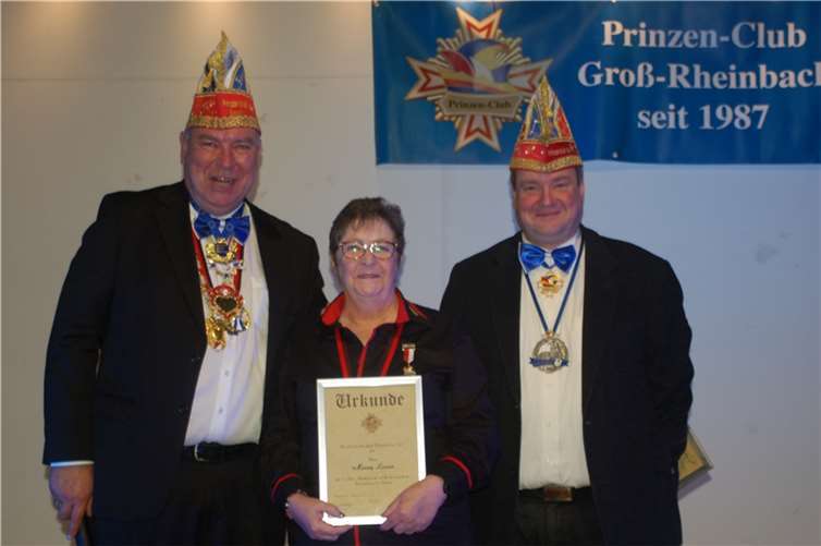 Für 25 Jahre Mitgliedschaft im Prinzenclub wurde Henny Leeser von Ralf Dahs und Dirk Zavelberg mit einer Urkunde geehrt.