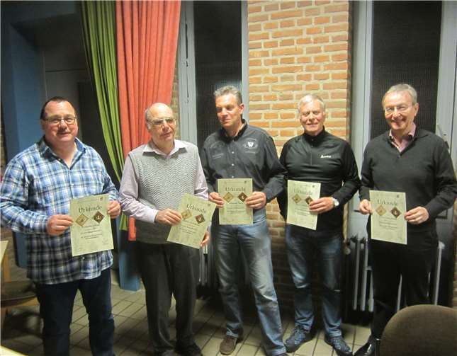 Für 25 Jahre Mitgliedschaft im Rheinbreitbacher Bürgerverein ausgezeichnet: Wolfgang Schraff (von links), Wilhelm Josef Weich, Wolfgang Piela, Franz Weiler und Karl Peter Becker. Fotos: Bürgerverein Rheinbreitbach