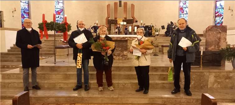 Für 25 Jahre Mitgliedschaft wurden durch den 1. Vorsitzenden Ferdi Müller (von links nach rechts) Wolfgang und Gisela Herold, Gertrud Hewel-Dohm und Thomas Enders geehrt. Es fehlen Andreas Kratz und Michael Herold. Fotos: Kolpingfamilie