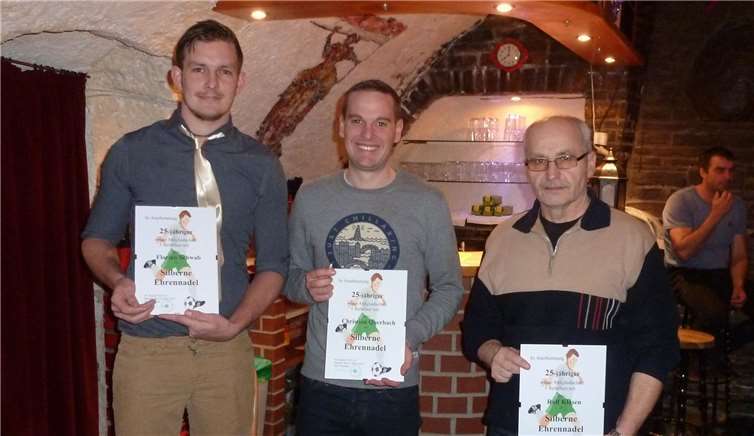 Für 25 Jahre Mitgliedschaft wurden (v. l.) Florian Schwab, Christian Querbach und Ralf Klasen geehrt. privat