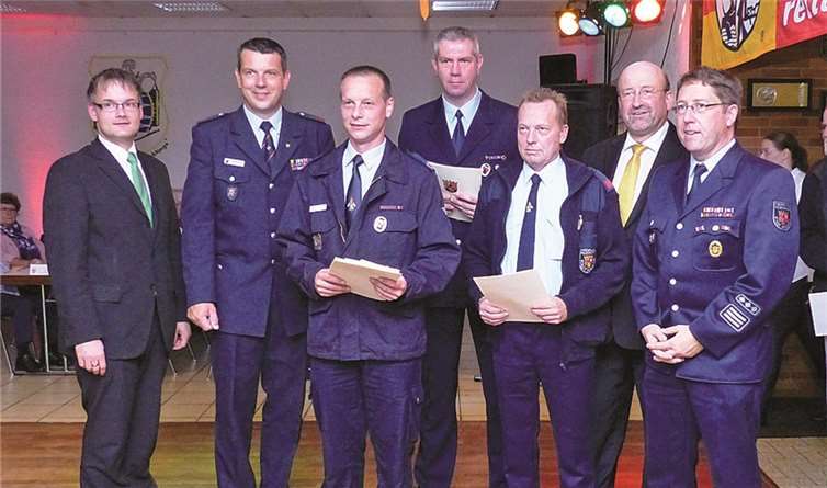 Für 25 Jahre in der Wehr wurden Michael Tillmann, Andreas Braun und Hans-Jürgen Göckler von Marcel Möcking, Alexander Krahe, Herbert Georgi und Michael Zimmermann ausgezeichnet.