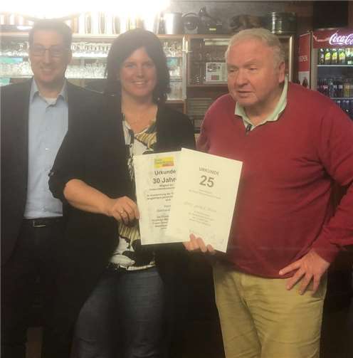 Für 30-jährige Mitgliedschaft erhielt Gerhard Bleser (rechts) aus Treis-Karden Urkunde und Ehrennadel.