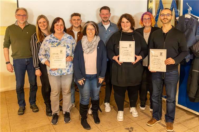 Für 30-jährige Vereinszugehörigkeit wurden Simone Hoffend, Christoph Müller-Adam und Claudia König mit einer Urkunde geehrt. Foto: privat