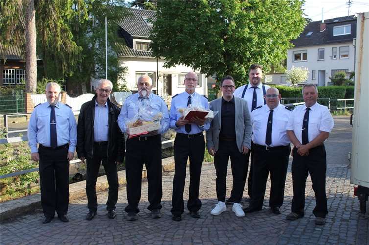 Für 35 und 45-jährigen aktiven Feuerwehrdienst wurden Rainer Probst und Michael Oerter (3. und 4. von links) geehrt. Fotos: WER