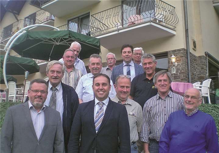 Für 40 Jahre Parteimitgliedschaft wurden goldene Ehrennadeln und Urkunden an Herrn Frey, Herrn Langen, Frau Langen, Herrn Reifenschneider und Herrn Hammes ausgehändigt. Außerdem wurden Herr Butz, Herr Besser, Herr Hannes, Herr Schranz, Herr Vogt, Herr Linzenbach, Herr Uhrmacher, Herr Böhm, Herr Probst und Herr Griebel für 25 Jahre Parteimitgliedschaft mit der silbernen Ehrennadel und Urkunde geehrt. privat