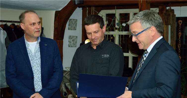 Für 40 Jahre aktive Tätigkeit als Musiker erhieltJochen Kunz aus der Hand des Vorsitzenden desKreismusikverbandes Cochem-Zell, Philipp Thönnes,den Ehrenbrief des Landesmusikverbandes.