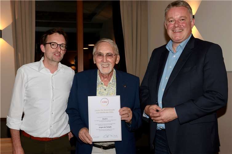 Für 40 Jahre außerordentlich aktive Mitgliedschaft in der CDU erhielt der langjährige Erste Beigeordnete Jürgen de Temple die Ehrenurkunde des CDU-Bundesverbandes – überreicht (v.l.) von Michael Korden und Gordon Schnieder. Foto: CDU Adenau