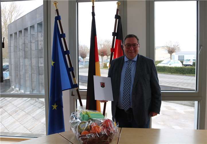 Helmut Bach feiert 40-jähriges Dienstjubiläum Für 40 Jahre im öffentlichen Dienst erhielt Helmut Bach eine Urkunde des Landes Rheinland-Pfalz und von der Verbandsgemeindeverwaltung Weißenthurm, der er seit fast 30 Jahren angehört, einen Geschenkkorb. Foto: VG Weißenthurm