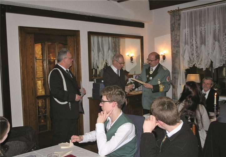 Für 40 Jahre treue Mitgliedschaft in der Bruderschaft wurden die Schützenbrüder Hans Paul Gies, Alfred Kessel und Herbert Kessel geehrt und konnten jeweils eine Urkunde mit Anstecknadel und ein Weingebinde entgegen nehmen. privat