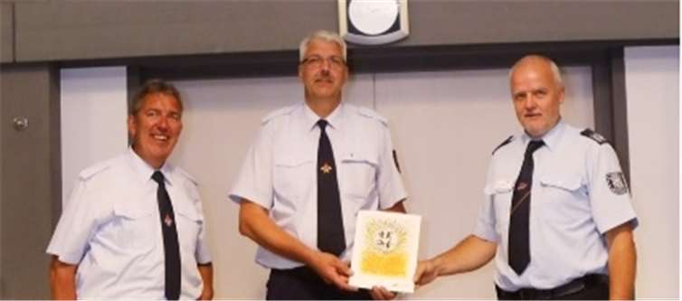 Für 42 Jahre Engagement wurde der stellvertretende Wehrführer Andreas Seibert gewürdigt. Foto: FFW Hartenfels