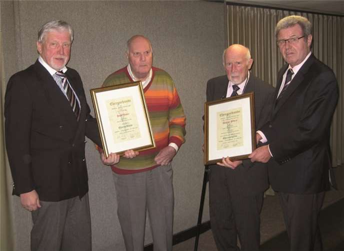 Für 45 Jahre Klubmitgliedschaft wurden Ehrenurkunden überreicht. privat