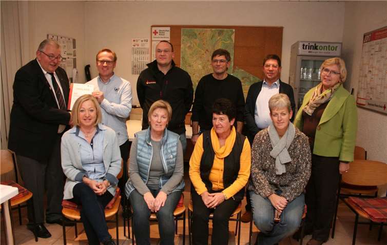 Für 50 Blutspenden wurden diese Personen vom Ortsvereinsvorsitzenden (links) und der Stadtbürgermeisterin geehrt.