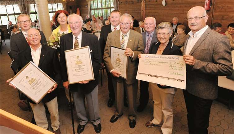 Für 50 Jahre Mitgliedschaft geehrt wurden (v. li.): Herbert Karbach, Rudi Kniel und Josef Adams. Die Vorsitzende des Hospizvereins Ulrike Dobrowolny erhielt eine Spende von 2,500 Euro. FIX