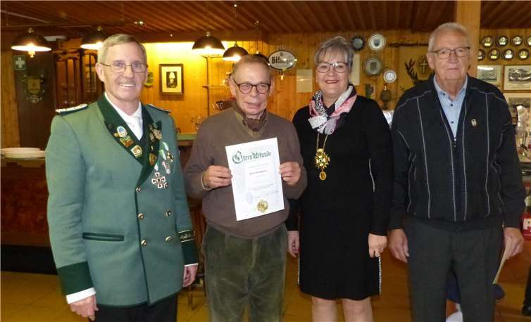 Für 50 Jahre Mitgliedschaft konnten Alfred Ott (re.) und für 25 Jahre Karl Krahforst geehrt werden.