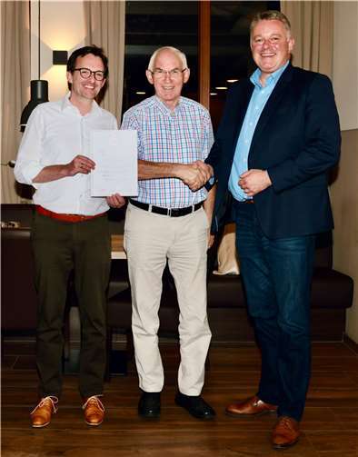 Für 50 Jahre außerordentlich aktive Mitgliedschaft in der CDU erhielt Hermann-Josef Romes die Ehrenurkunde des CDU-Bundesverbandes – überreicht (v.l.) von Michael Korden und Gordon Schnieder.  Foto: Photo Dreschers