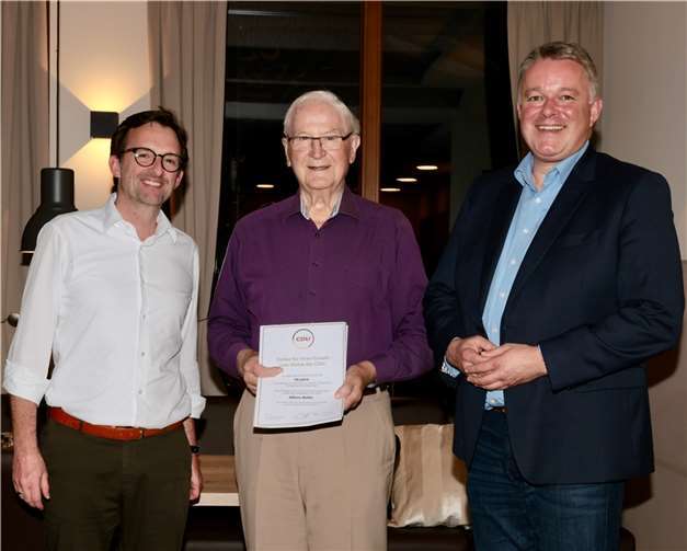 Für 50 Jahre außerordentlich aktive Mitgliedschaft in der CDU erhielt der langjährige Kommunalpolitiker Alfons Bülte die Ehrenurkunde des CDU-Bundesverbandes – überreicht (v.l.) von Michael Korden und Gordon Schnieder.  Foto: privat